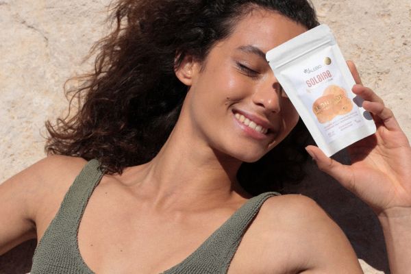 jeune femme avec un sachet de complexe solaire